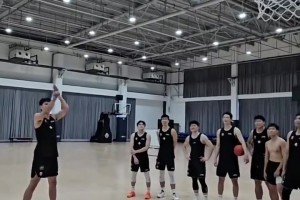 过去一年进步明显！杨瀚森在青岛队内展示罚球，10罚9中！