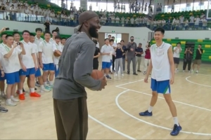 谁能坚持?杰伦·布朗中国行单挑被判犯规引热议 布朗笑称是SGA
