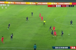 刘洋高速插上，可惜韦世豪回传给泰国球员