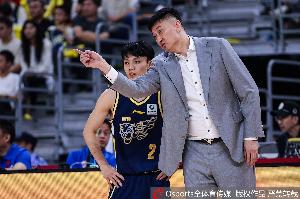 解说：杜锋适应了过去的严格交流模式，目前面临外援限制本土球员挑战