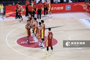中国男篮面临生死攸关之战！评论员强调：锋线和篮板至关重要！