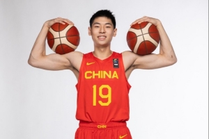 媒体人：崔永熙重返巅峰，攻防兼备，正是中国男篮所需