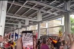 得罪了因凡蒂诺难怪输了！德国球迷赛前高唱：因凡蒂诺是妓女儿子