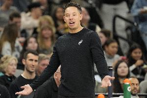 解说：M·布朗缺三分，与索汉打中锋效果相仿，难以理解马刺的操作