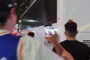 “马刺战胜尼克斯～赛后愤怒的尼克斯球迷追逐马刺队大巴”