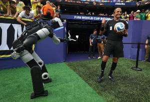 太阳报：巴西对挪威FIFA安排人形机器人运送足球，引球迷质疑