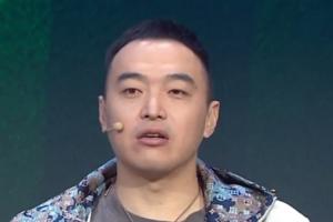 冯潇霆表示：C罗这个年纪状态波动属正常，他无疑是金字塔尖的球星