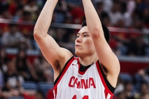 首发效果显著！李弘权半场7投4得9分1篮板2助攻 正负值+16