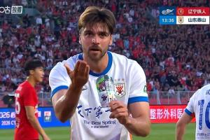 泰山客场1-0领先！谢文能前场助攻，泽卡包抄射门得分