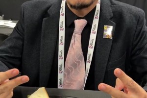 笑死~杨毅拍视频直接diss杨鸣指导