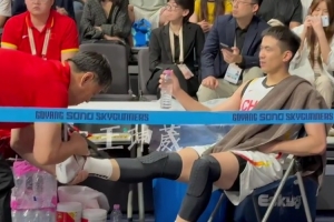 老将担重任！赵继伟带伤奋战，赛场边屡次疗伤