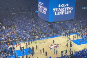 现场介绍马刺首发时，一个名字都听不见，完全被雷霆球迷“OKC”喊声淹没