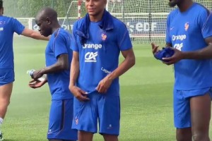 这才是你的家？姆巴佩在国家队的训练中很放松~