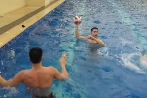 端午佳节邂逅世界杯，广东男篮训练休憩时泳池里踢起水球